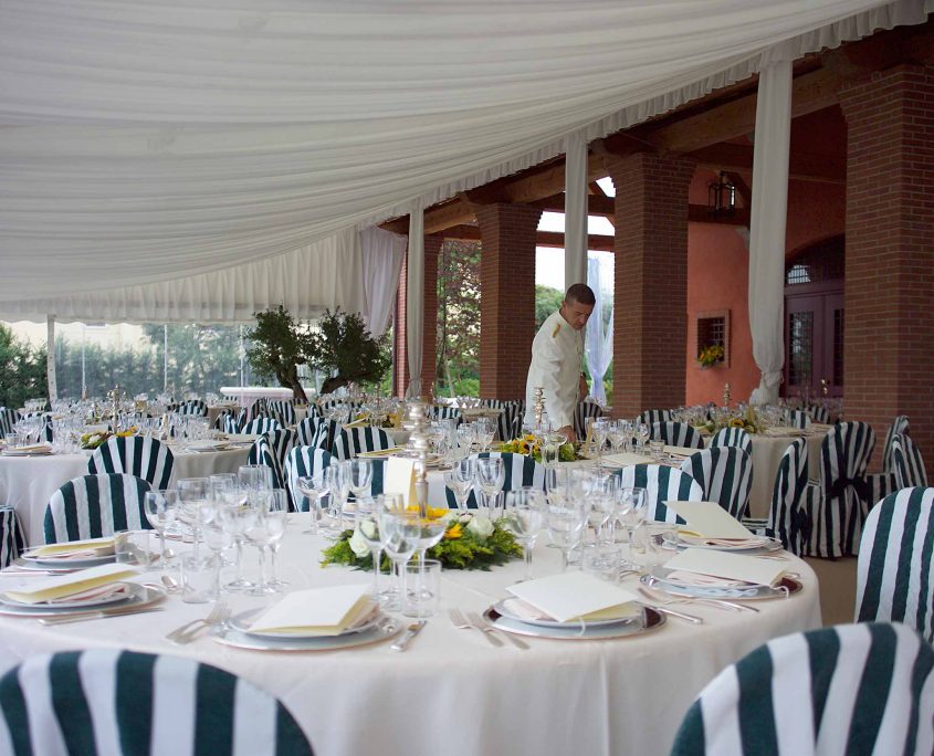 villa-alme-ambienti-comuni-esterno-tavoli-cattering